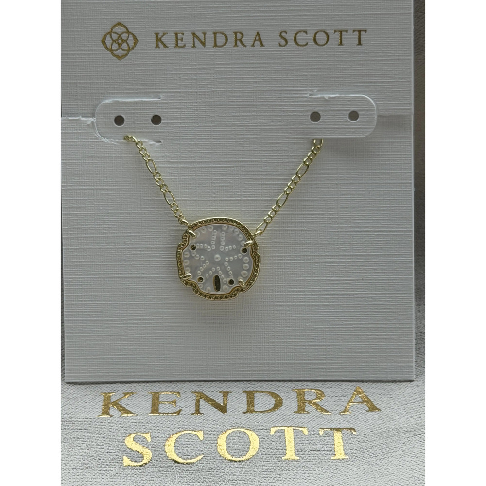 Kendra Scott necklace